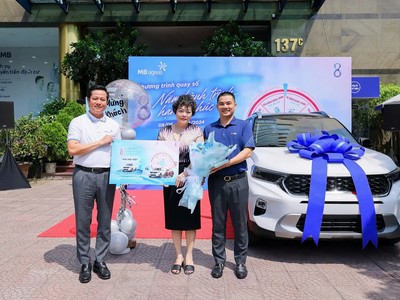 Khách hàng Phan Thị Thu Hương là người đầu tiên trúng Giải Đặc biệt – ô tô Kia Sonet của chương trình quay số do MB Ageas Life tổ chức