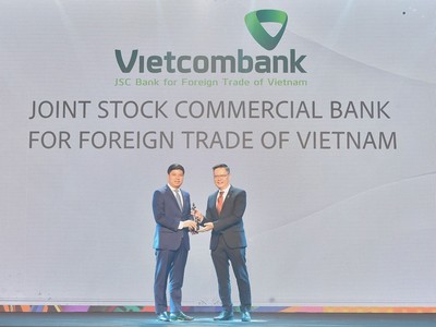 Ông Hồng Quang - Thành viên HĐQT kiêm Giám đốc Khối Nhân sự đại diện Vietcombank nhận cúp vàng "Harmonia" từ BTC