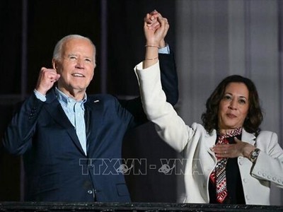 Phó Tổng thống Mỹ Kamala Harris (phải) và Tổng thống Joe Biden tại một sự kiện ở Nhà Trắng ngày 4/7/2024. Ảnh: AP/TTXVN