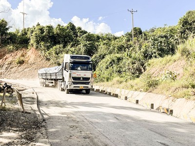 Một đoạn Quốc lộ 15D qua Quảng Trị.