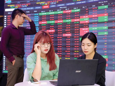 Đợt điều chỉnh đã giúp P/E trượt của VN-Index về khoảng 13 lần, thấp hơn khoảng 24% so với trung bình 5 năm (17,2 lần) 