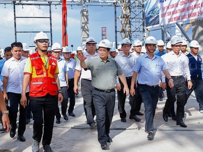 Thủ tướng Phạm Minh Chính kiểm tra tiến độ thi công nhà ga T3, Sân bay Tân Sơn Nhất ngày 10/8- Ảnh: VGP 
