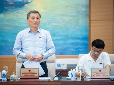 Chủ nhiệm Ủy ban Khoa học, Công nghệ và Môi trường Lê Quang Huy trình bày báo cáo. 
