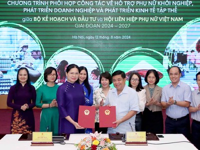 Bộ trưởng Bộ Kế hoạch và Đầu tư Nguyễn Chí Dũng và Chủ tịch Hội liên hiệp Phụ nữ Việt Nam Hà Thị Nga ký kết và trao biên bản Chương trình phối hợp công tác giữa hai Bên. (Ảnh: Đức Trung)