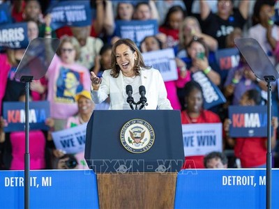 Phó Tổng thống Mỹ Kamala Harris, ứng cử viên Tổng thống của đảng Dân chủ, phát biểu tại chiến dịch vận động tranh cử ở Detroit, Michigan, Mỹ, ngày 7/8/2024. Ảnh: THX/TTXVN
