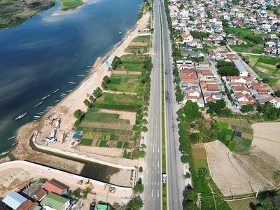 Hai dự án kè dọc sông Trà Khúc bị vướng mặt bằng ảnh hưởng đến tiến độ thi công.