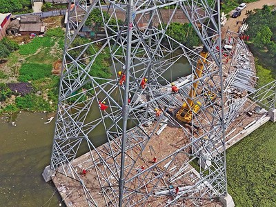 Doanh nghiệp nhà nước lo ngại xuất hiện thêm quy trình, thủ tục gây khó cho hoạt động. Trong ảnh: Thi công đường dây 500 kV mạch 3, đoạn Quảng Trạch - Phố Nối của EVN