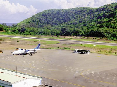 Sân bay Côn Đảo hiện mới khai thác được các loại tàu bay nhỏ và công suất thiết kế chỉ 400.000 lượt khách/năm, nên không đáp ứng nhu cầu đang tăng cao hiện nay.