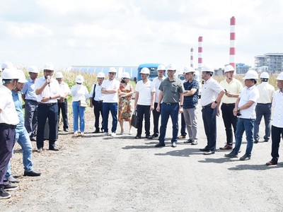 Lãnh đạo Tổng công ty phát điện 1, Công ty Nhiệt điện Duyên Hải, ngành chức năng và khách hàng tiêu thụ tro, xỉ khảo sát bãi tro, xỉ than của Nhiệt điện Duyên Hải. Ảnh: Báo Trà Vinh online