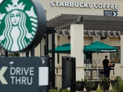 Starbucks bị cáo buộc ăn cắp ý tưởng son môi hương cà phê. Ảnh: REUTERS