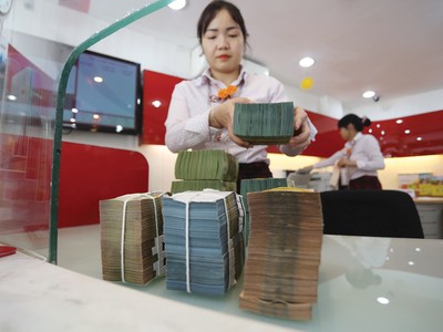 Lãi suất đầu vào đang tăng lên, song lãi suất cho vay của các ngân hàng chịu áp lực hạ tiếp để hỗ trợ doanh nghiệp 