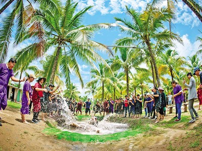 Bến Tre phát triển các vườn dừa hữu cơ thành những điểm du lịch sinh thái xanh đặc trưng phục vụ du khách.