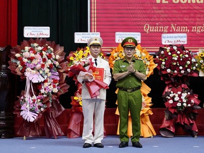 Trung tướng Nguyễn Văn Long, Thứ trưởng Bộ Công an trao quyết định về điều động, bổ nhiệm Giám đốc Công an tỉnh Quảng Nam cho Đại tá Nguyễn Hữu Hợp.