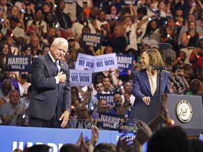 Phó Tổng thống Kamala Harris và người đồng hành tranh cử của bà, Thống đốc bang Minnesota Tim Walz. Ảnh: Kyodo/TTXVN