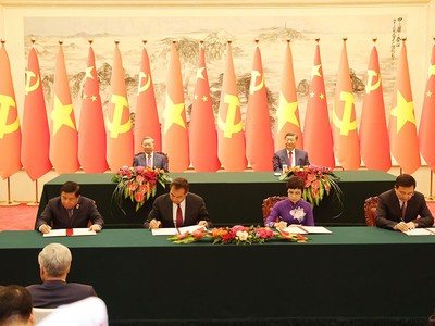 Tổng Bí thư, Chủ tịch Trung Quốc Tập Cận Bình và Tổng Bí thư, Chủ tịch nước Tô Lâm chứng kiến lễ ký bản ghi nhớ hợp tác giữa Bộ Kế hoạch và Đầu tư với Tổng cục Hợp tác phát triển quốc tế quốc gia Trung Quốc. Ảnh: TTXVN