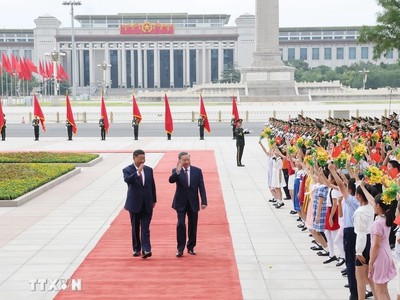 Tổng Bí thư, Chủ tịch nước Trung Quốc Tập Cận Bình và Tổng Bí thư, Chủ tịch nước Tô Lâm vẫy chào các cháu thiếu nhi tại Lễ đón cấp Nhà nước. Ảnh: TTXVN