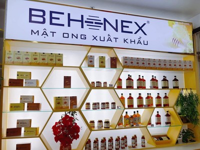 Doanh nghiệp lẫn người nuôi ong lấy mật đang gặp nhiều khó khăn khi xuất khẩu. Ảnh: Behonex
