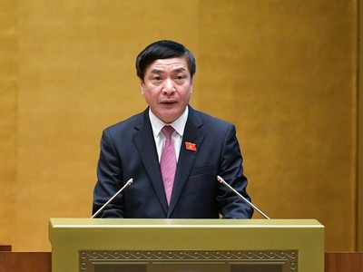 Tổng thư ký Quốc hội Bùi Văn Cường trình bày báo cáo.