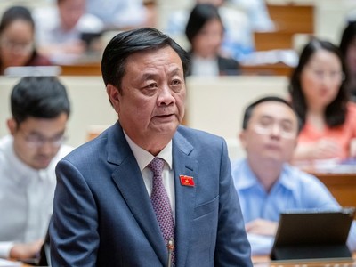 Bộ trưởng Bộ Nông nghiệp và Phát triển Nông thôn Lê Minh Hoan trả lời chất vấn.