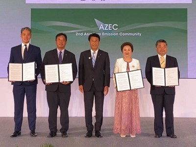 Bà Nguyễn Thị Nga, Chủ tịch Tập đoàn BRG cùng đại diện các bên tham gia lễ trao biên bản ghi nhớ hợp tác, dưới sự chứng kiến của ông Ken Saito, Bộ trưởng Bộ Kinh tế, Thương mại và Công nghiệp Nhật Bản (đứng giữa)