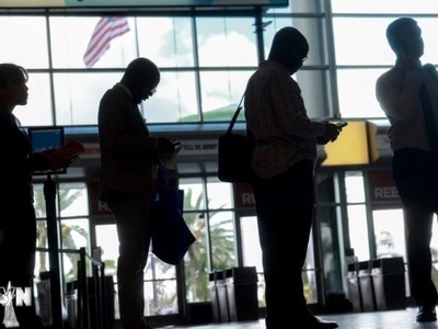 Người lao động đăng ký tìm việc tại hội chợ việc làm ở Sunrise, bang Florida (Mỹ). (Ảnh: Getty Images/TTXVN)