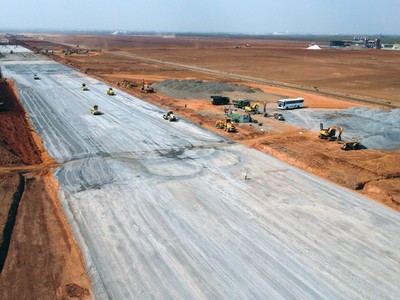 Thi công đường cất hạ cánh Cảng hàng không quốc tế Long Thành.