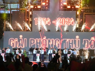 Các đại biểu thực hiện nghi thức khai mạc Chương trình "Những ngày Hà Nội tại TP.HCM"