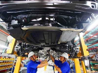 Lắp ráp ô tô tại nhà máy của Mercedes- Benz tại quận Gò Vấp, TP.HCM - Ảnh: Lê Toàn 