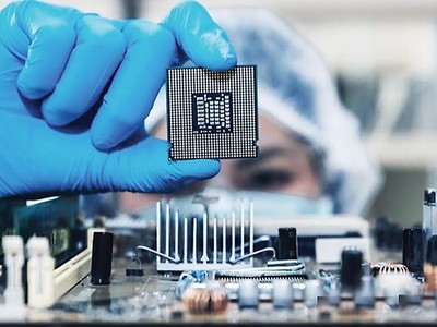 Thủ tướng yêu cầu khẩn trương hoàn thiện và trình Thủ tướng Chính phủ phê duyệt Đề án “Phát triển nguồn nhân lực ngành công nghiệp bán dẫn đến năm 2030, định hướng đến năm 2050”; trong đó có nội hàm về trí tuệ nhân tạo, điện toán đám mây.