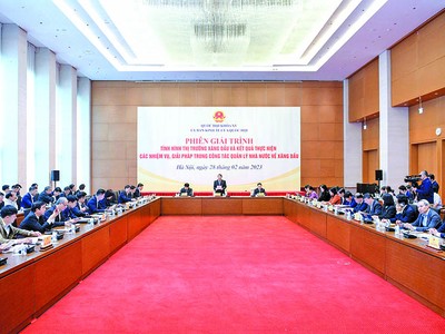 Các cơ quan của Quốc hội đã thực hiện trên 30 phiên giải trình, đạt được nhiều kết quả quan trọng. Trong ảnh: Phiên giải trình về tình hình thị trường xăng dầu do Ủy ban Kinh tế của Quốc hội tổ chức