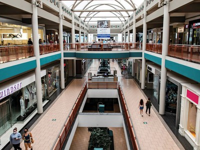  Tại Mỹ, các cửa hàng bách hóa và trung tâm thương mại ngày càng suy giảm