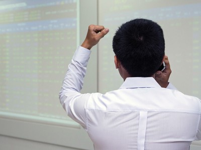 Nửa đầu năm 2024, không ít nhà băng lãi lớn nhờ hoạt động ngoài lãi