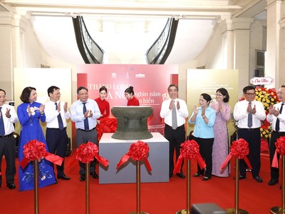 Đại biểu lãnh đạo TP. Hà Nội và .HCM thực hiện nghi thức trưng bày Phiên bản số 2, Bảo vật Quốc gia Trống đồng Cổ Loa.