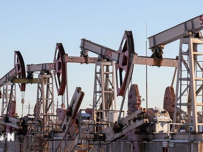 Các máy bơm dầu tại một cơ sở lọc dầu của Nga. (Ảnh: TASS/TTXVN)