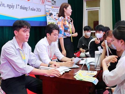 Trung tâm Dịch vụ việc làm tỉnh phối hợp với Trường cao đẳng Kinh tế - Kỹ thuật Vĩnh Phúc tổ chức phiên giao dịch việc làm