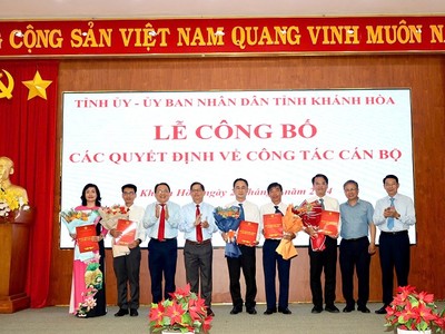 Tỉnh ủy Khánh Hòa, UBND tỉnh Khánh Hòa trao quyết định và tặng hoa chúc mừng các cán bộ được điều động, bổ nhiệm. Ảnh: L.X 
