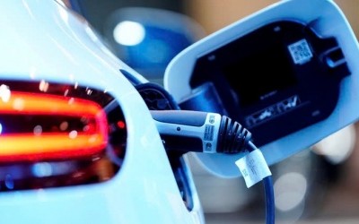 Một chiếc Mercedes EV đang sạc pin. Ảnh: REUTERS