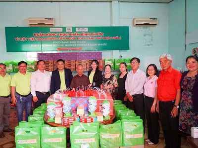 Ngân hàng thực phẩm Bình Phước ra mắt sáng ngày 26/8. Ảnh: Gia Hân