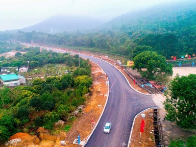 Đường vào di tích Côn Sơn đang được mở rộng, nâng cấp. Ảnh: Thành Chung