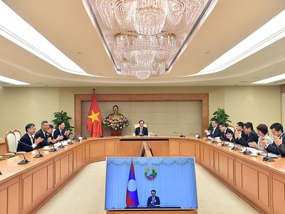 Phó Thủ tướng, Bộ trưởng Ngoại giao Bùi Thanh Sơn điện đàm trực tuyến với Phó Thủ tướng, Bộ trưởng Ngoại giao Lào Saleumxay Kommasith. (Ảnh: BNG)