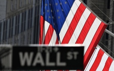 Biển báo Phố Wall tại Sở giao dịch chứng khoán New York (NYSE), Mỹ. Ảnh: Angela Weiss/AFP