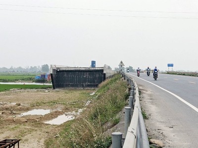 Một đoạn Quốc lộ 9 thuộc Dự án nâng cấp, mở rộng Quốc lộ 9, đoạn từ cảng Cửa Việt đến Quốc lộ 1 thi công dang dở.