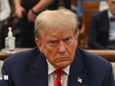 Cựu Tổng thống Mỹ Donald Trump (giữa) tại phiên xét xử của tòa án New York ngày 4/10/2023. (Ảnh: AFP/TTXVN)