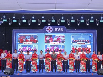 Thủ tướng Phạm Minh Chính cùng lãnh đạo các bộ, ngành, địa phương tại 9 điểm cầu đã thực hiện nghi thức khánh thành dự án đường dây tải điện 500 kV mạch 3 Quảng Trạch-Phố Nối.