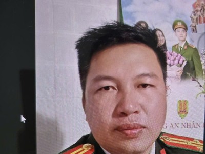 Bị can Trần Quốc Do mặc trang phục, giả danh cán bộ công an để lừa đảo, chiếm đoạt tài sản. Ảnh CACC