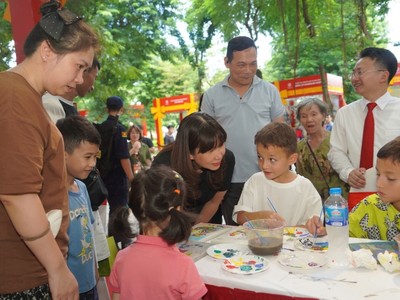 Du khách tham quan, trải nghiệm tại Lễ hội Quà tặng Du lịch Hà Nội 2024, do Sở Du lịch Hà Nội tổ chức.