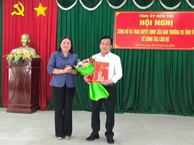 Quyền Bí thư Tỉnh ủy, Chủ tịch HĐND tỉnh Bến Tre Hồ Thị Hoàng Yến trao Quyết định cho ông Võ Văn Phú. Nguồn: bentre.gov.vn