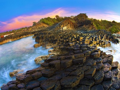 Di tích quốc gia đặc biệt Gành Đá Đĩa là 1 trong 6 di sản nổi bật và hiếm gặp được đề nghị xếp hạng quốc tế nằm trong Đề án thành lập Công viên địa chất Phú Yên. Ảnh: Huỳnh Lê Viễn Duy.