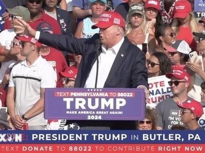 Cựu Tổng thống Mỹ Donald Trump trong cuộc vận động tranh cử ở thành phố Butler, bang Pennsylvania. (Ảnh: Getty Images/TTXVN)