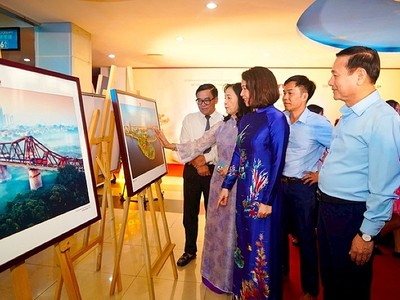 Phó chủ tịch UBND Thành phố Vũ Thu Hà cùng các đại biểu tham quan Triển lãm.